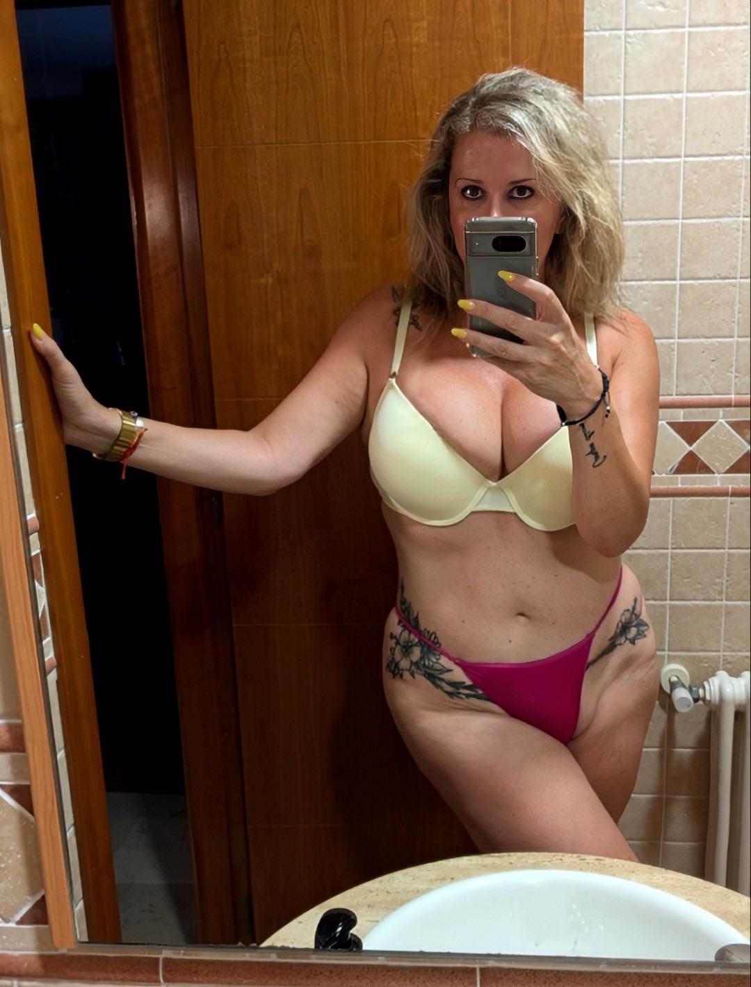 Maman aux gros seins et aux petits tétons ;)